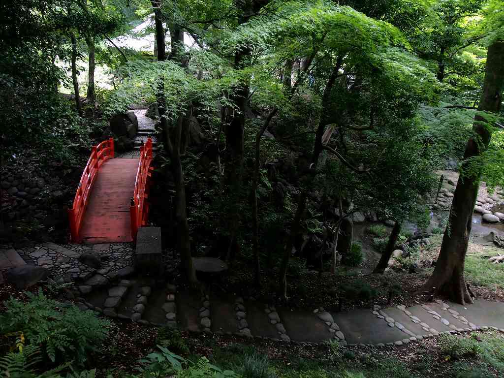 赤い橋のある風景