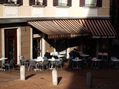 坂の途中のオープンカフェ(ルガーノ)