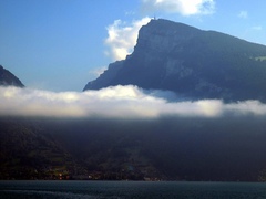 異形のニーダーホルン(トゥーン湖)