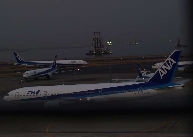 夜の駐機場（羽田）