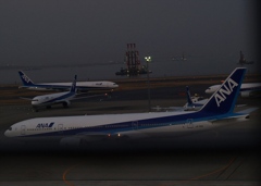 夜の駐機場（羽田）