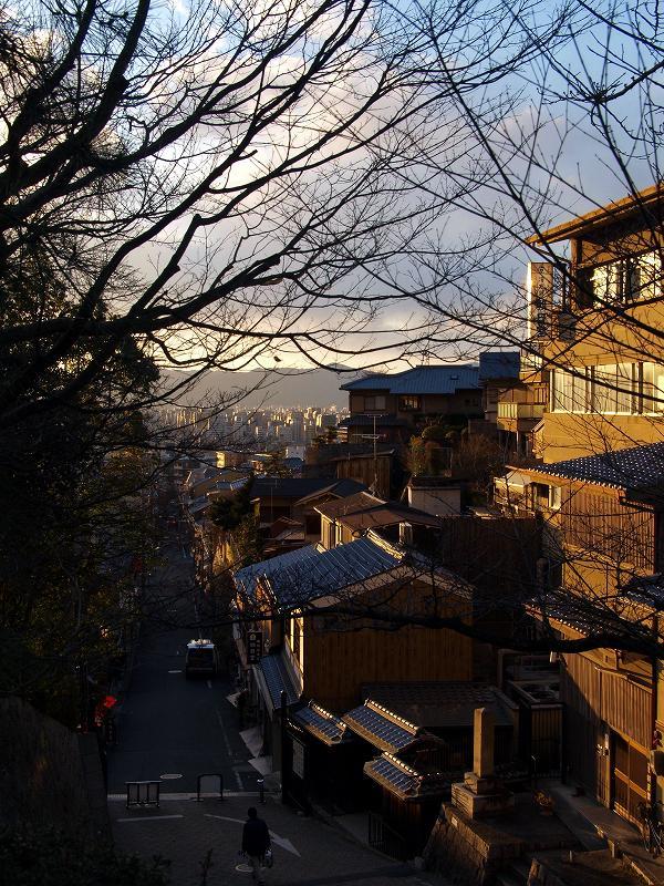 夕映えの茶碗坂(清水寺から)