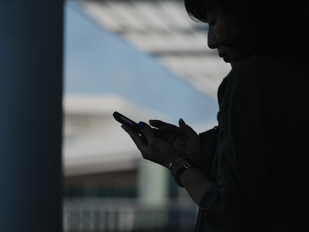 スマホに夢中