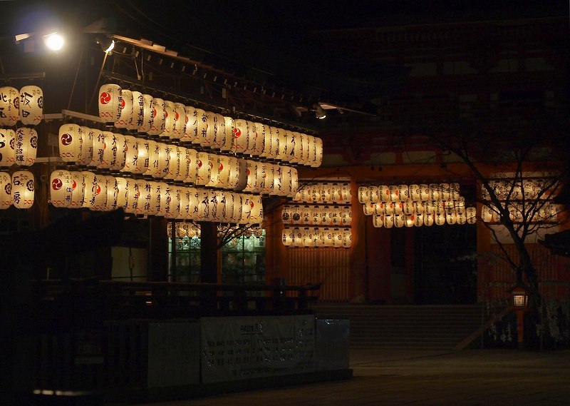 夜の境内(八坂神社)