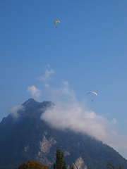 ニーセン山から飛び立ったパラグライダー(トゥーン湖)