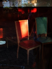 お店の中の赤い椅子