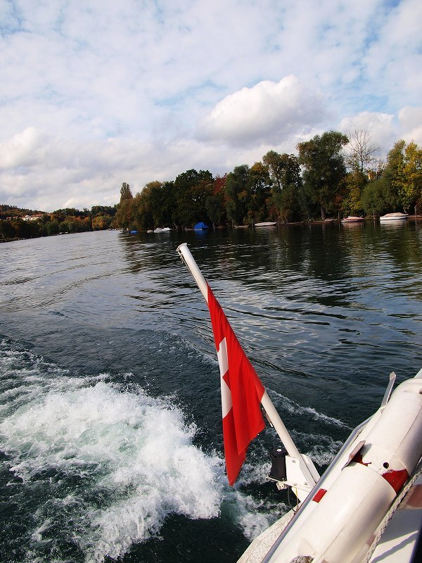 ライン川を遡行する河船