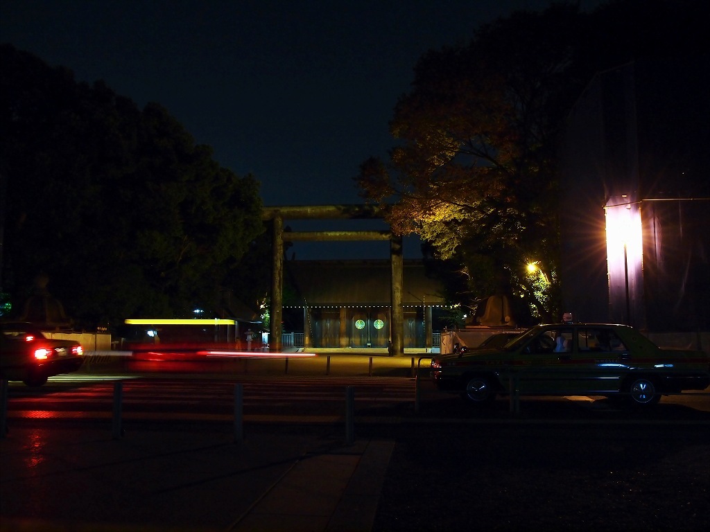 靖国神社の夜