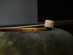 蹲うらら（岩崎邸）