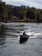 舟遊びをする人