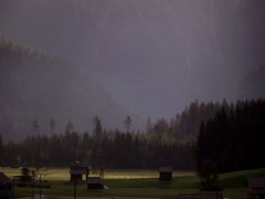 朝のテニスコート