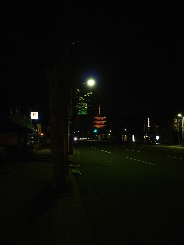 夜の大宮通（東寺東門辺り）