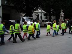 お手々つないで