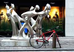 赤い自転車（丸の内仲通）