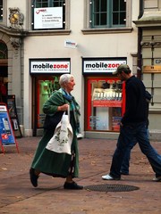 旧市街を行く媼(シャウハウゼン)