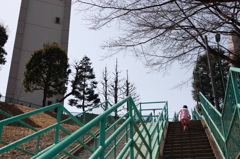 階段と給水塔と子供
