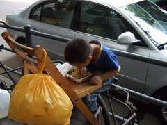 台車の上で焼きそばを喰う少年