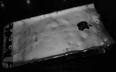 轢かれたiPhone