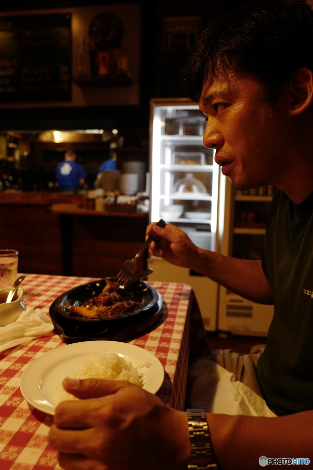 ステーキを喰らう友人