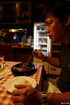 ステーキを喰らう友人