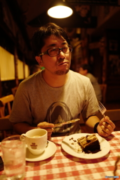 ケーキを喰らう友人
