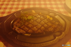 ステーキにソースをかけると。。。