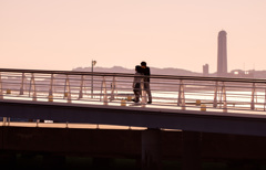 夕暮れに歩く２人