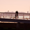 夕暮れに歩く２人