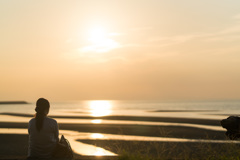 夕暮れの女性