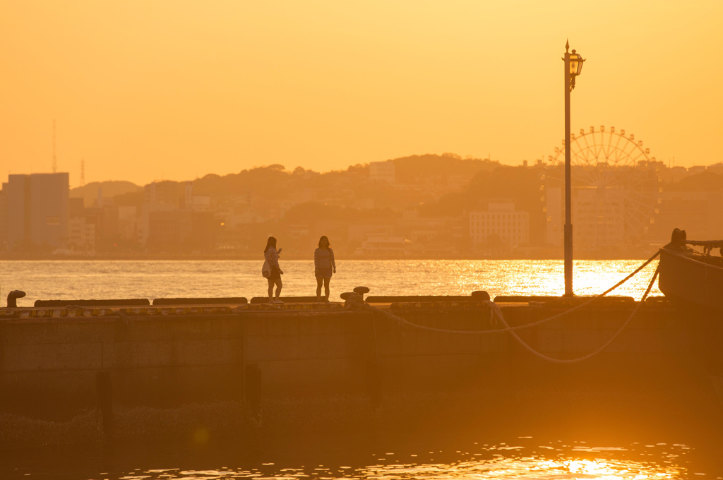 夕暮れに浮かぶ２人のシルエット