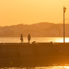 夕暮れに浮かぶ２人のシルエット