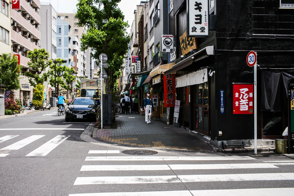 たい焼きを買うか！迷うお姉さん