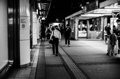 モノクロで撮る夜のスナップ6