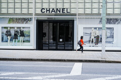 シャネルのショーウィンドウが気になる女性。