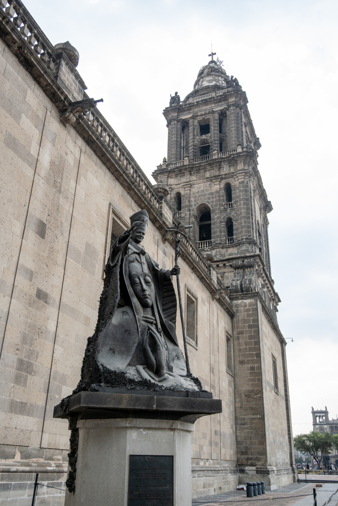 鍵を集めて造られた銅像