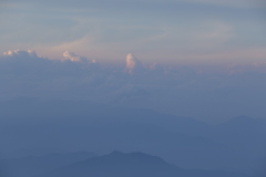 ピンクに染まる眼下の風景