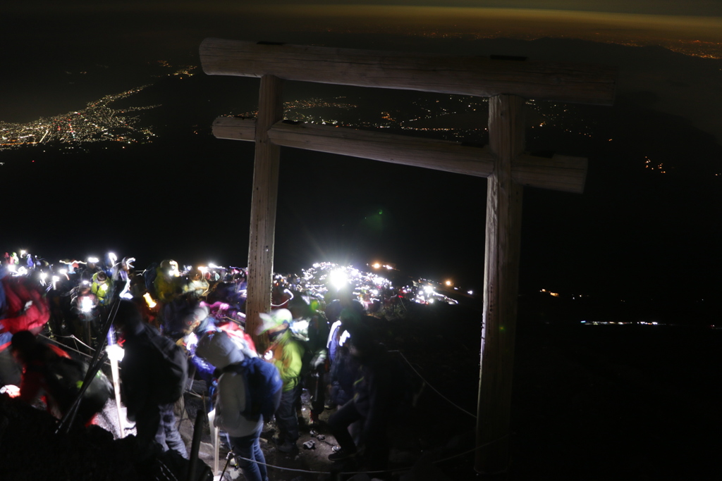 早暁の大渋滞を静かに見守る鳥居