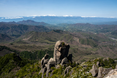 眼下の岩峰