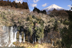 山と滝