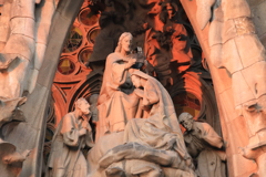 旭日を浴びるサグラダ・ファミリア聖母マリアの載冠
