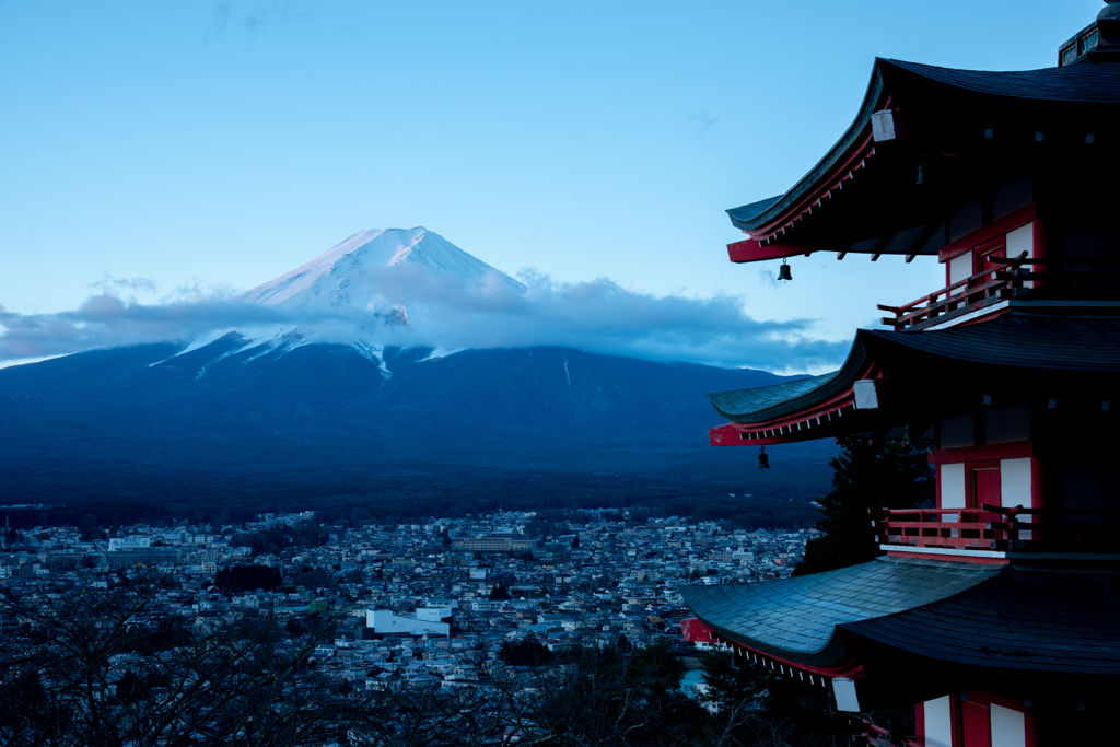 雲がたなびく朝の風景