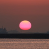 東京湾アクアラインに昇る旭日