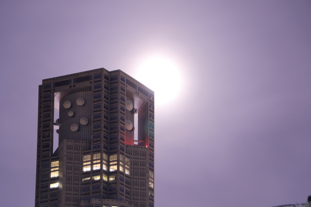 スーパームーン前日、、都庁（A)