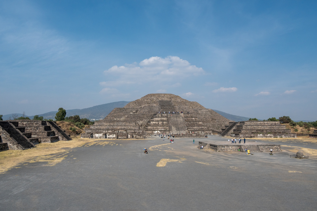 月のピラミッド