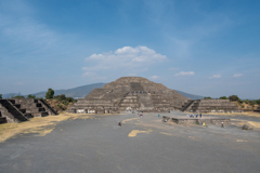 月のピラミッド