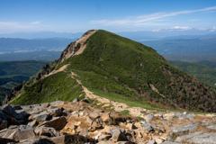 西天狗岳越しに北アルプスを望む