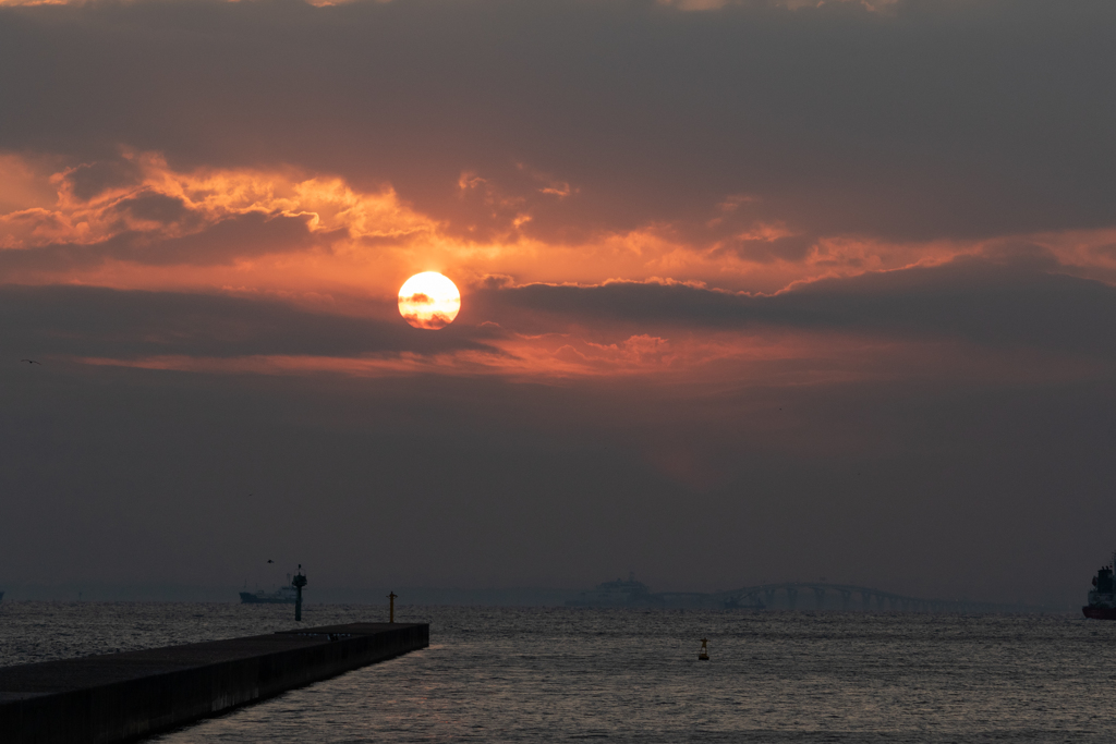 雲間から