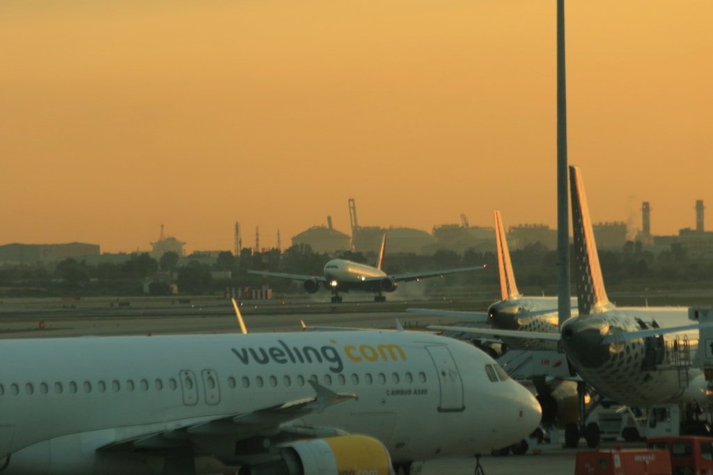 朝焼けのランディング＠バルセロナ＝エル・プラット空港