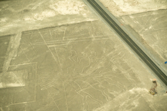 ナスカ地上絵（海藻）と旧展望塔