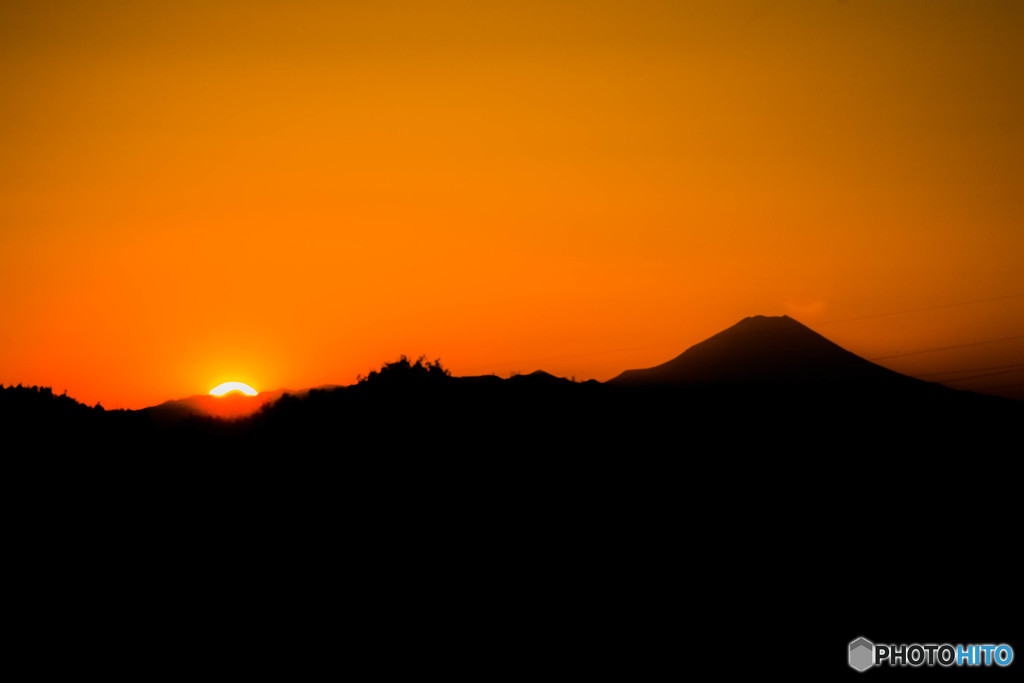 部屋の中に　赤い光が差し込む